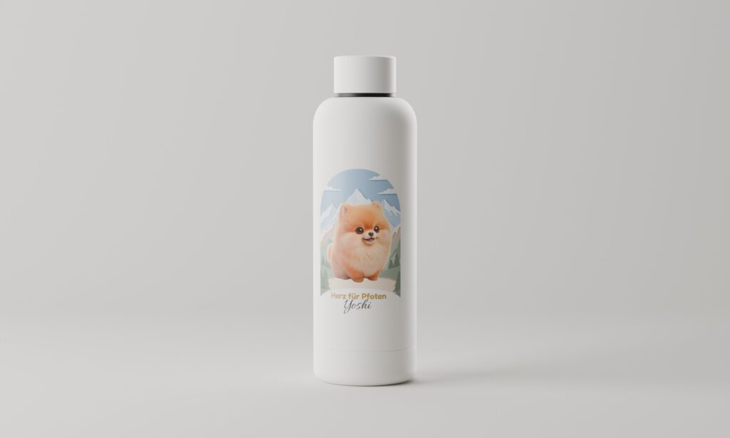 Weiße Trinkflasche von Reliefista mit eigenem Motiv: ein Zwergspitz vor Bergen, darunter „Herz für Pfoten“ und der Name „Yoshi“